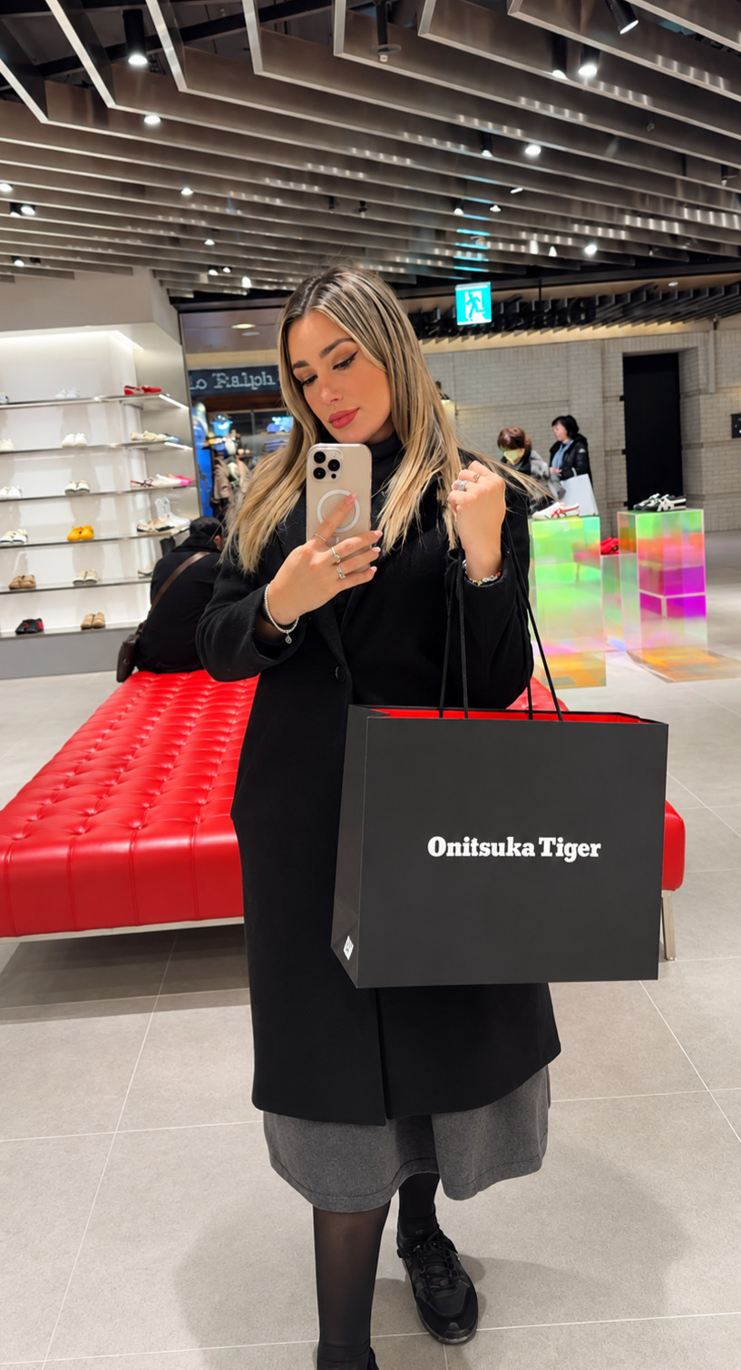 Karen de compras con una bolsa de Onitsuka Tiger