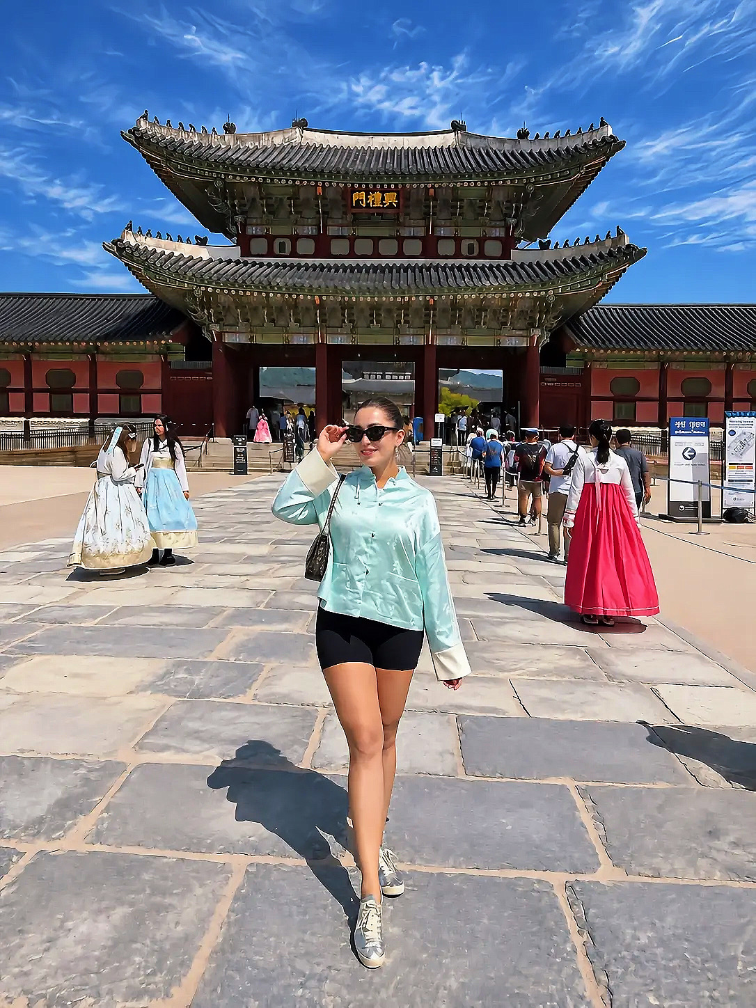 Karen visitando un palacio en Seúl, Corea